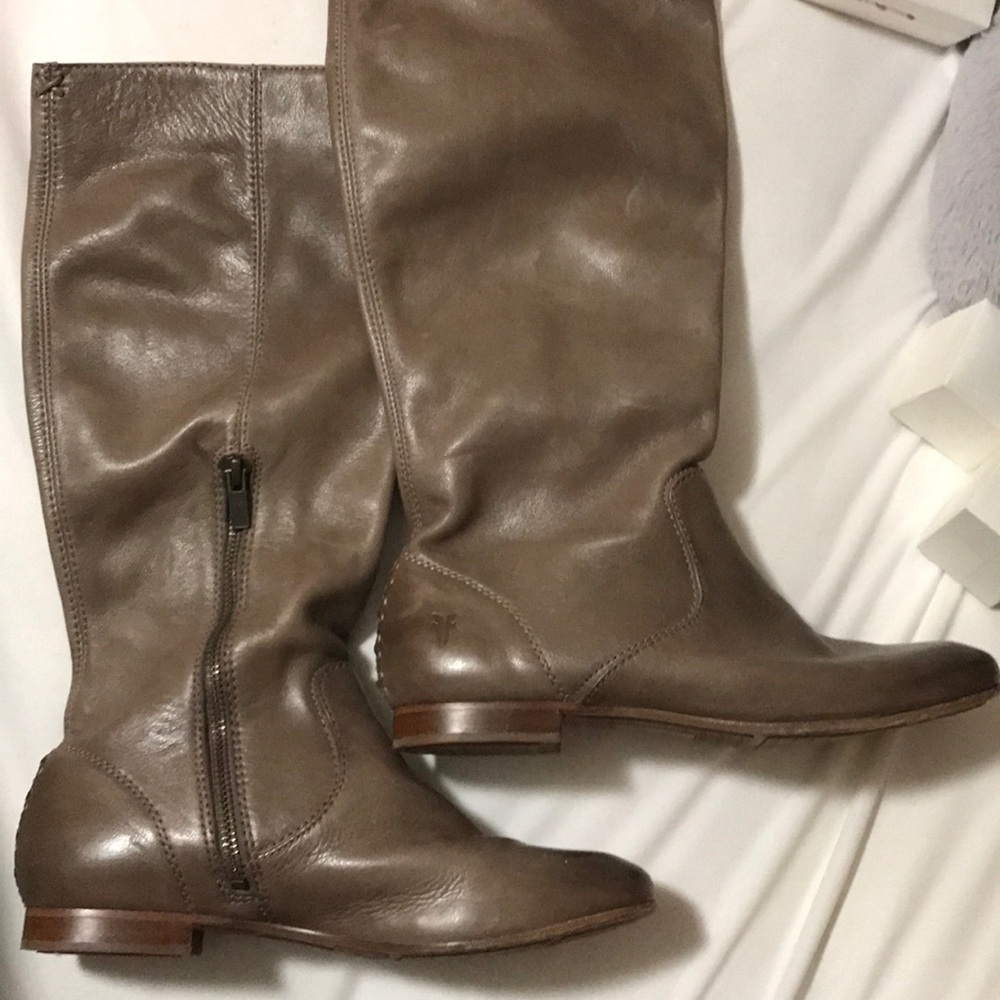 Julian Pull On Frye boots taupe in color size 6.5